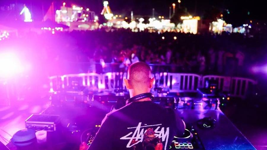 Un DJ pincha música en Flow Urban Fest