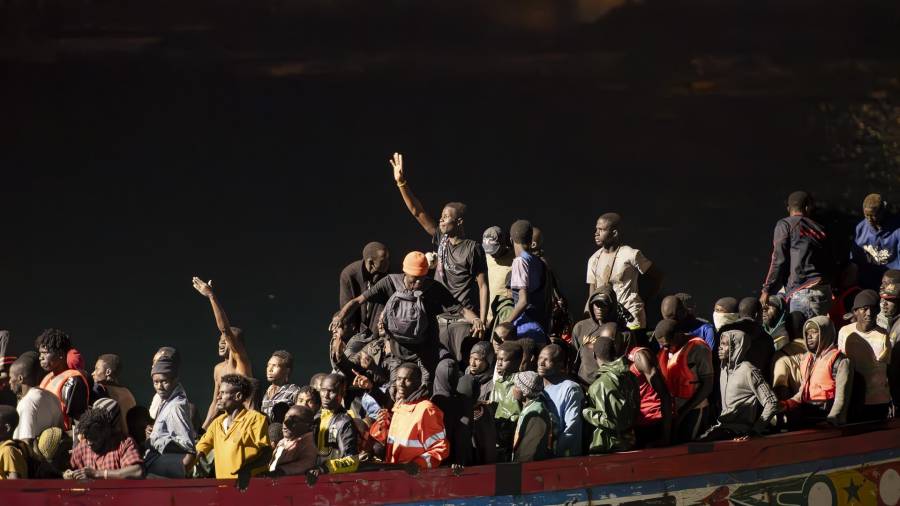 Una patera con 176 migrantes a bordo llega al puerto de La Restinga en El Hierro