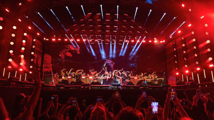 La cantante Lola Índigo actúa durante el 15º aniversario del Coca Cola Music Experience, en el Iberdrola Music