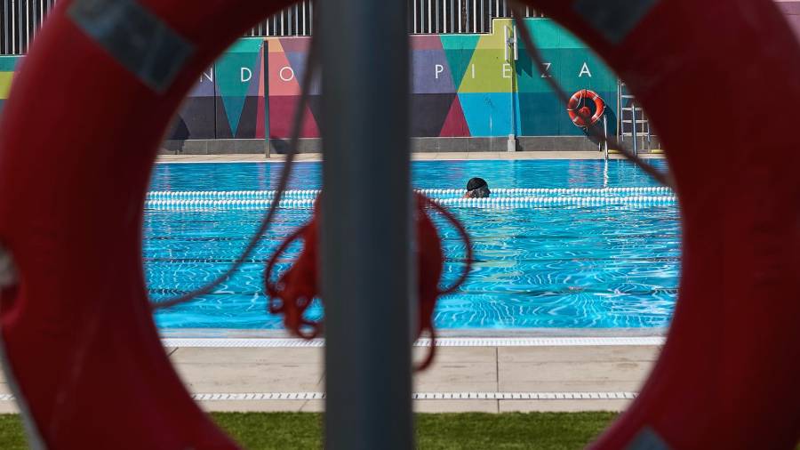 La piscina del Centro Deportivo Municipal Mistral, a 28 de mayo de 2025, en Madrid (España). La temporada de piscinas municipales se inauguró el pasado 15 de mayo hasta el 7 de septiembre
