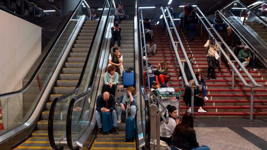 Decenas de personas se refugian en la estación de tren de Atocha