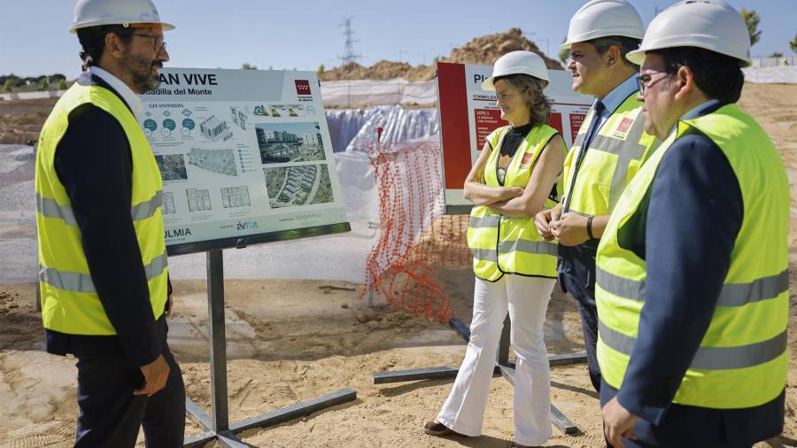 El consejero de Transportes, Vivienda e Infraestrcuturas, Jorge Rodrigo, ha visitado las obras del Plan Vive en Boadilla del Monte en la calle Fray Bartolomé de las Casas