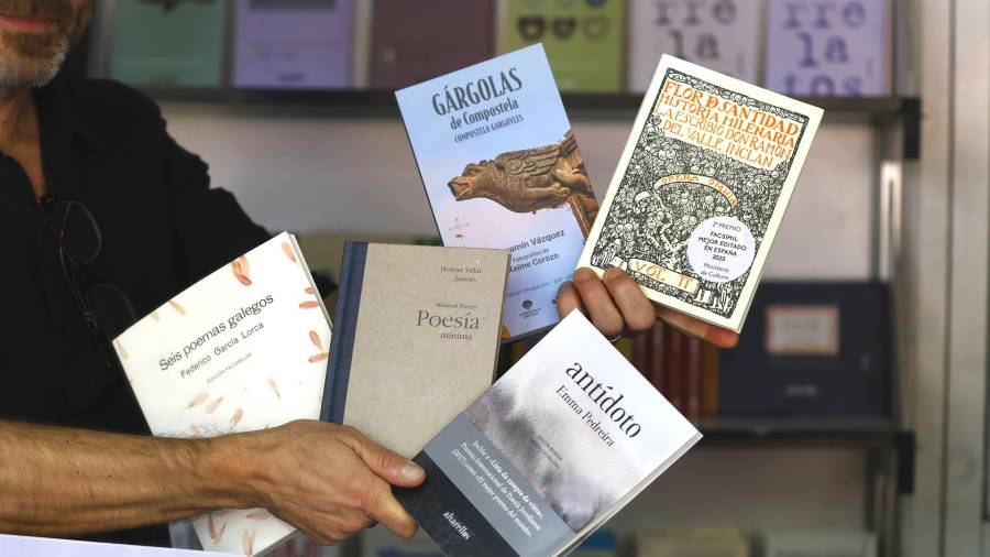 Algunos de los libros que ha ojeado la Reina Letizia durante la inauguración de la 83ª edición de la Feria del Libro de Madrid