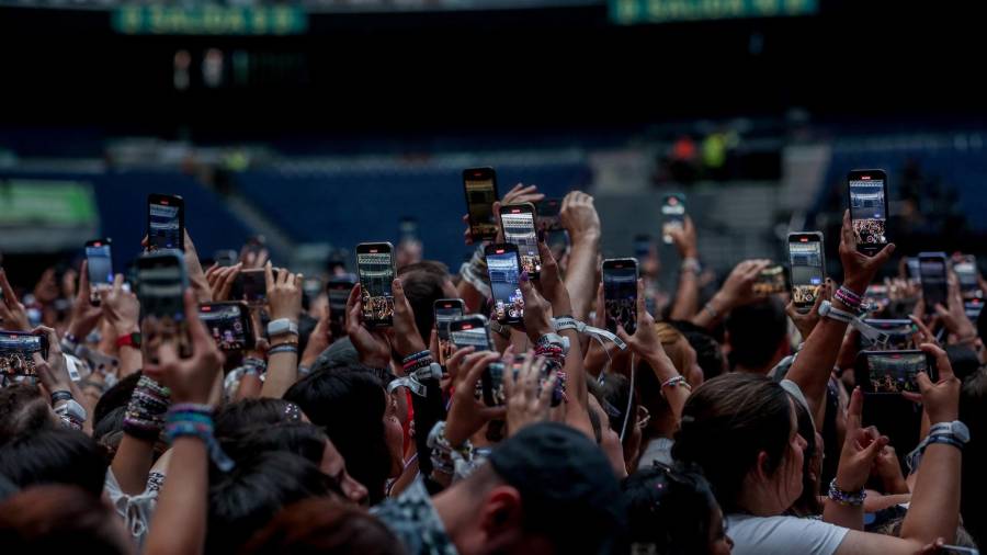 Decenas de personas durante la primera de las dos actuaciones de Taylor Swift en el Estadio Santiago Bernabéu, a 29 de mayo de 2024