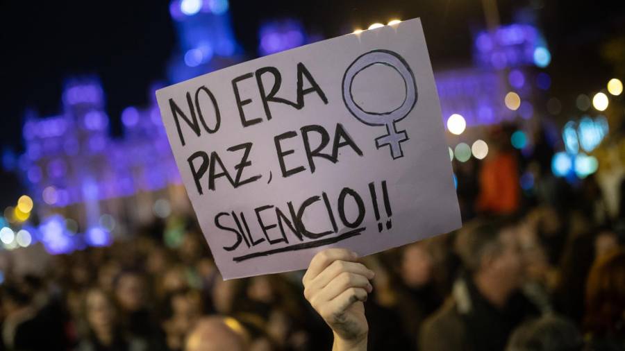 Una persona sostiene un cartel, durante una manifestación contra la violencia hacia las mujeres