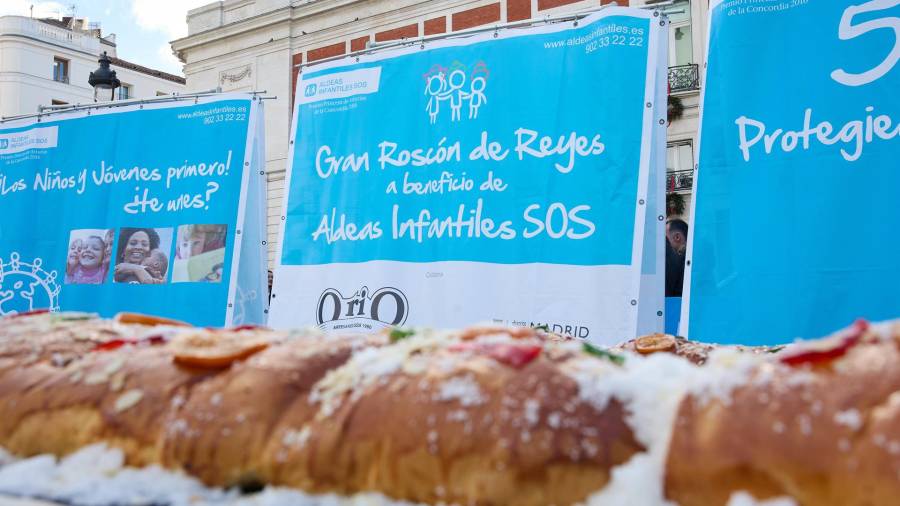 Reparto del roscón de reyes de Aldeas Infantiles SOS, en la Puerta del Sol, a 5 de enero de 2024