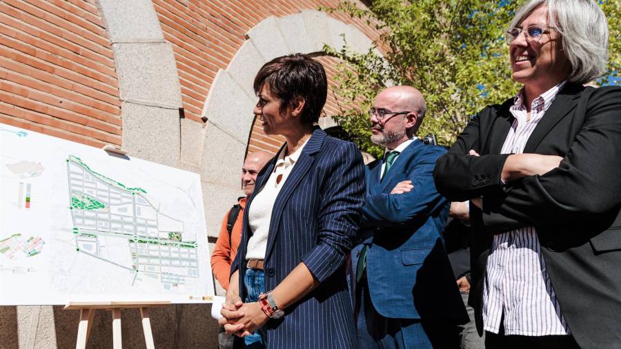 La ministra de Vivienda y Agenda Urbana, Isabel Rodríguez, observa los planos durante su visita a las viviendas de los terrenos de Campamento