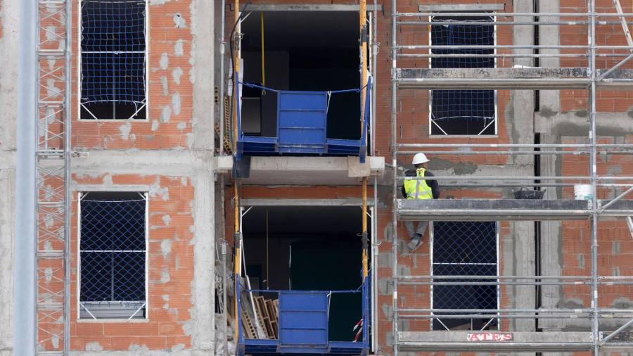 Un obrero trabaja en las obras de un bloque de viviendas