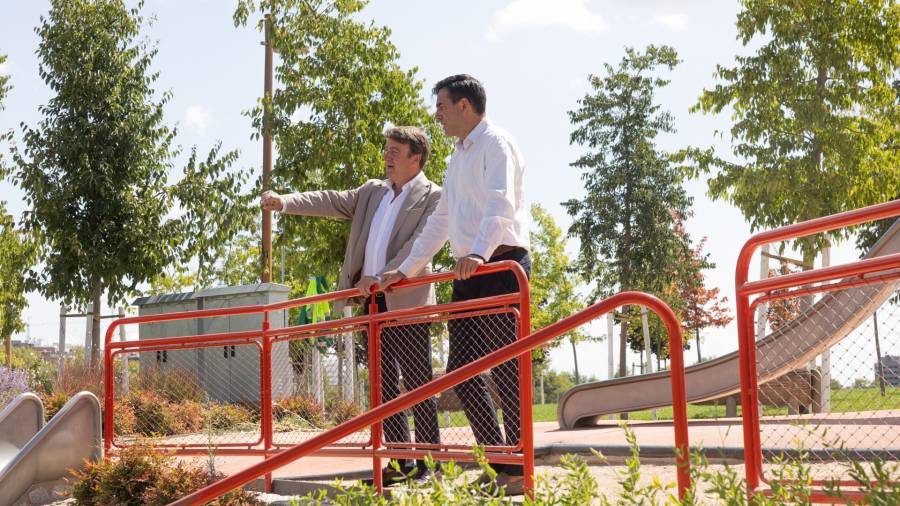 El alcalde de Tres Cantos, Jesús Moreno, y el primer teniente de alcalde, Javier Juárez, en el Metropolitan Park