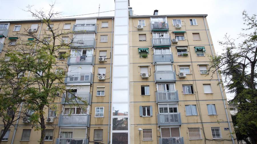 Un ascensor instalado en la fachada de un edificio en la calle Marcelo Usera