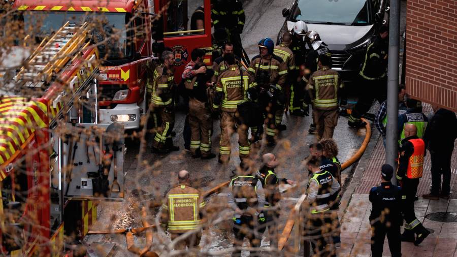 Varios bomberos trabajan en el incendio de Alcorcón
