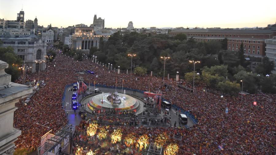 Cientos de personas celebran la victoria en la Eurocopa