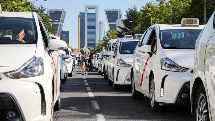 Taxis parados en el Paseo de la Castellana