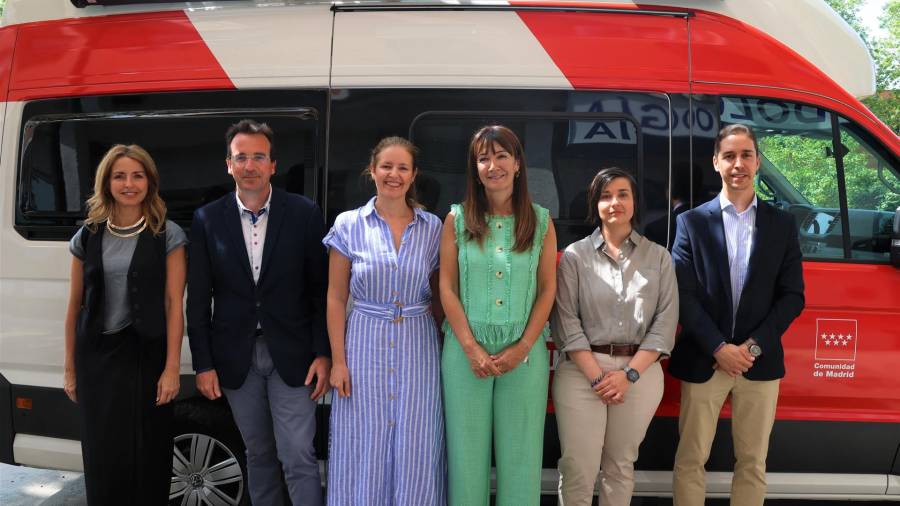 Autoridades durante el acto de inauguración del primer centro público para ayudar a las mujeres a dejar la prostitución