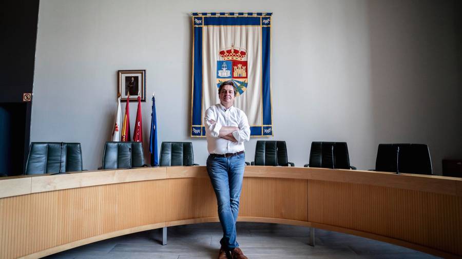 El alcalde de Fuenlabrada, Javier Ayala, posa para Europa Press, en el Ayuntamiento de Fuenlabrada
