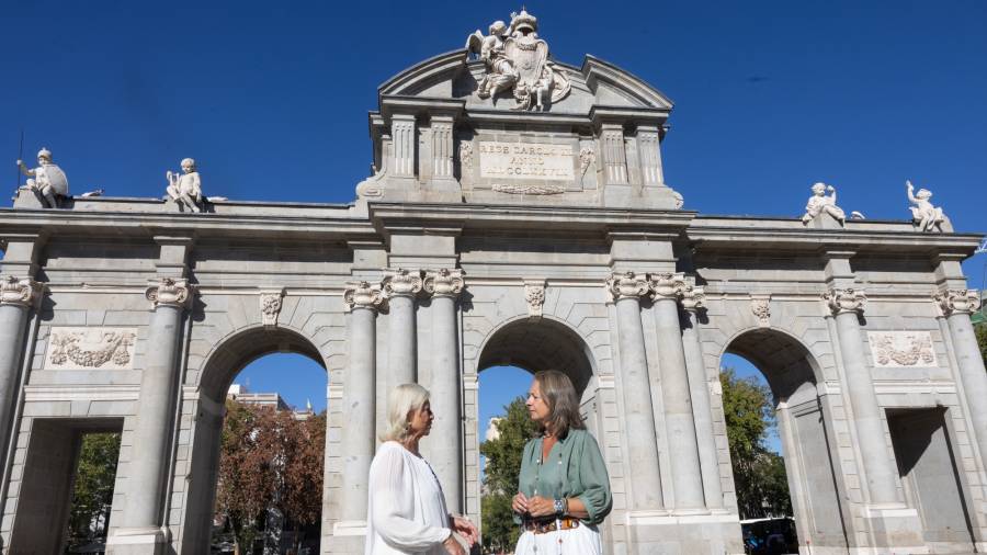 La delegada de Obras y Equipamientos, Paloma García Romero, acompañada de la concejala de Salamanca, Cayetana Hernández de la Riva, visita las obras del entorno de la Puerta de Alcalá