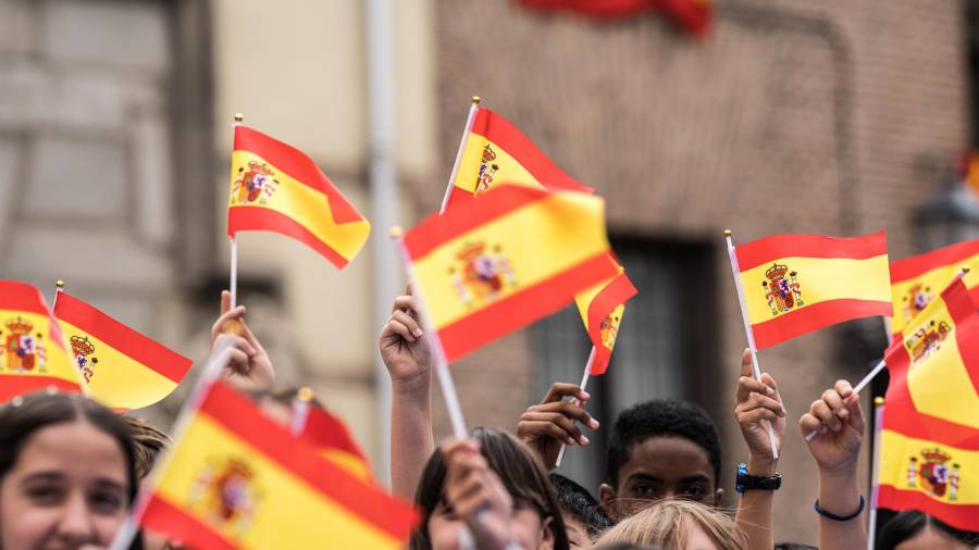 Madrileños portando banderas de España