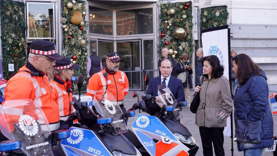 El delegado de Urbanismo, Medio Ambiente y Movilidad, Borja Carabante, junto a varios Agentes de Movilidad tras incorporar los últimos vehículos eléctricos