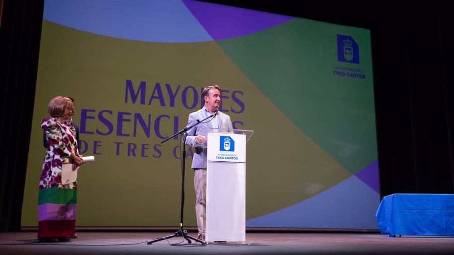 El alcalde de Tres Cantos, Jesús Moreno, durante la Gala de reconocimiento a los Mayores Esenciales del municipio