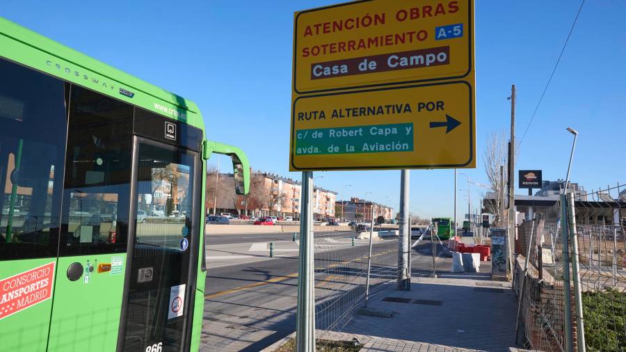Cartel anuncia las obras en la A-5, a 15 de enero de 2025, en Madrid (España)