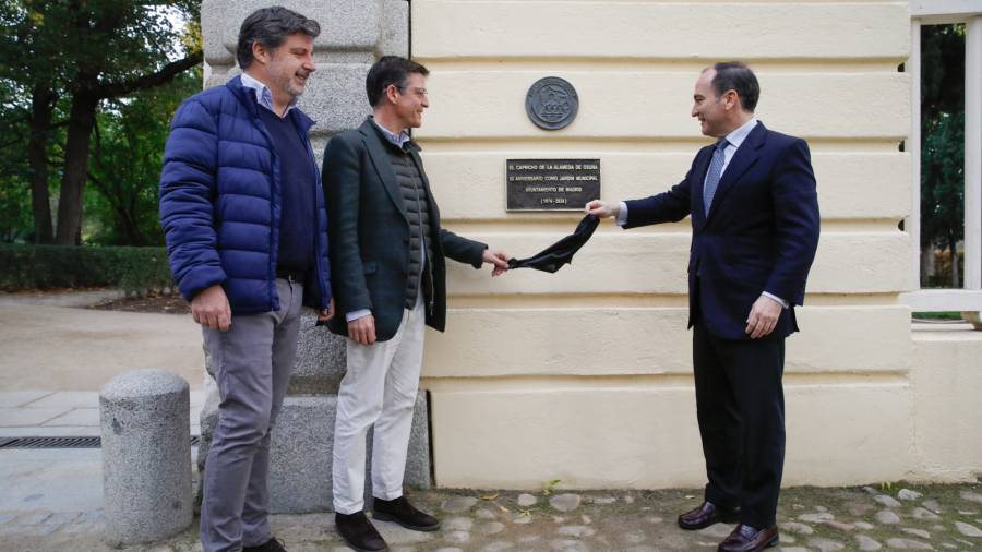 Las autoridades municipales descubrieron la placa conmemorativa