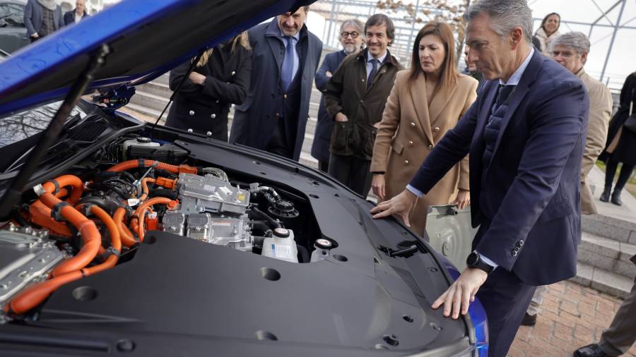 El consejero Carlos Novillo observa un coche eléctrico