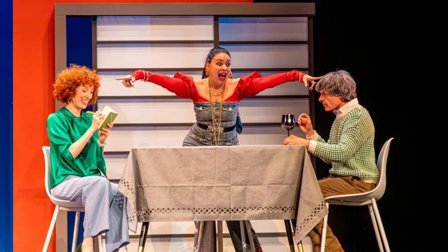 Ana Arias, en el centro de la imagen, junto a Rebeca Sala y Nacho Guerreros