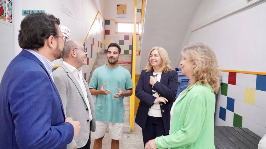 La vicealcaldesa de Madrid y alcaldesa en funciones, Inma Sanz, acompañada por los delegados de Economía, Innovación y Hacienda, Engracia Hidalgo, y de Políticas Sociales, Familia e Igualdad, José Fernández, y del concejal del distrito de Villa de Vallecas, Carlos González Pereira, visita el CEIP Honduras