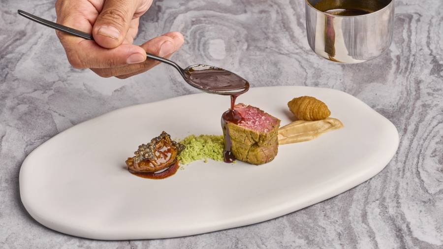 Emplatado del corzo con croissant de patata
