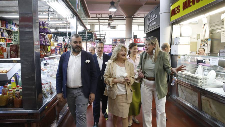 La delegada de Economía, Innovación y Hacienda, Engracia Hidalgo, acompañada del concejal de Centro, Carlos Segura, visita este importante enclave comercial
