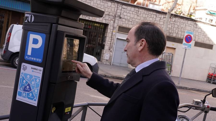 El delegado de Urbanismo, Medio Ambiente y Movilidad del Ayuntamiento de Madrid, Borja Carabante, durante visita a Usera