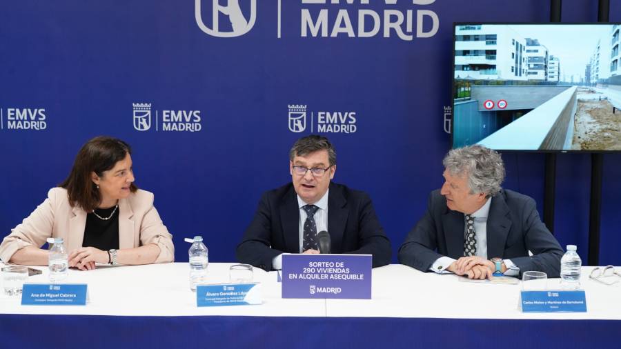 El delegado de Políticas de Vivienda, Álvaro González, preside el sorteo de 290 viviendas de alquiler asequible