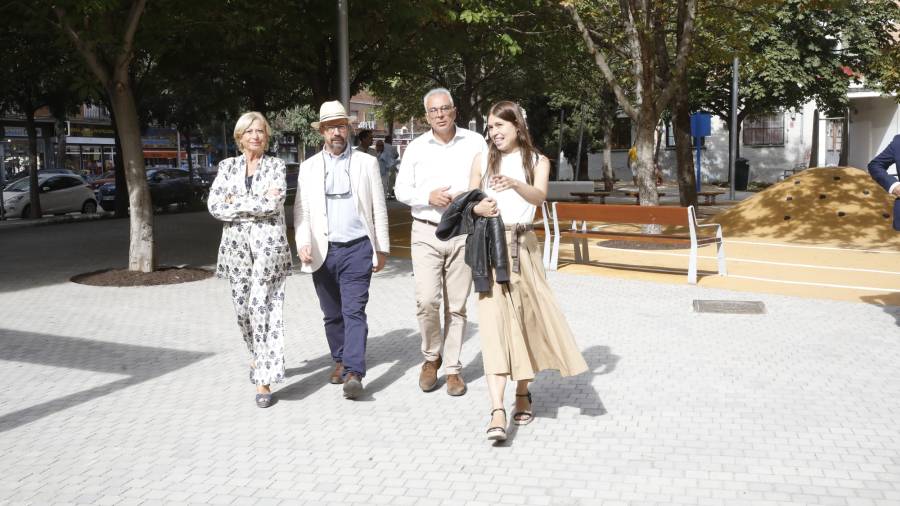 La delegada de Obras y Equipamientos, Paloma García Romero, acompañada por el concejal de Carabanchel, Carlos Izquierdo, visita la plaza del Valle de Oro