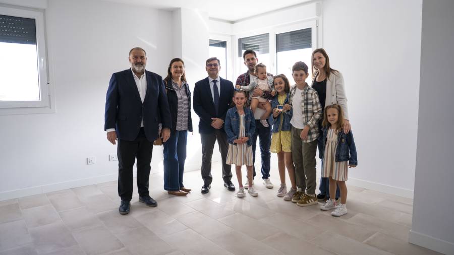 El delegado de Políticas de Vivienda y presidente de EMVS Madrid, Álvaro González, visita las nuevas viviendas de Cañaveral 4 con las familias que las disfrutarán