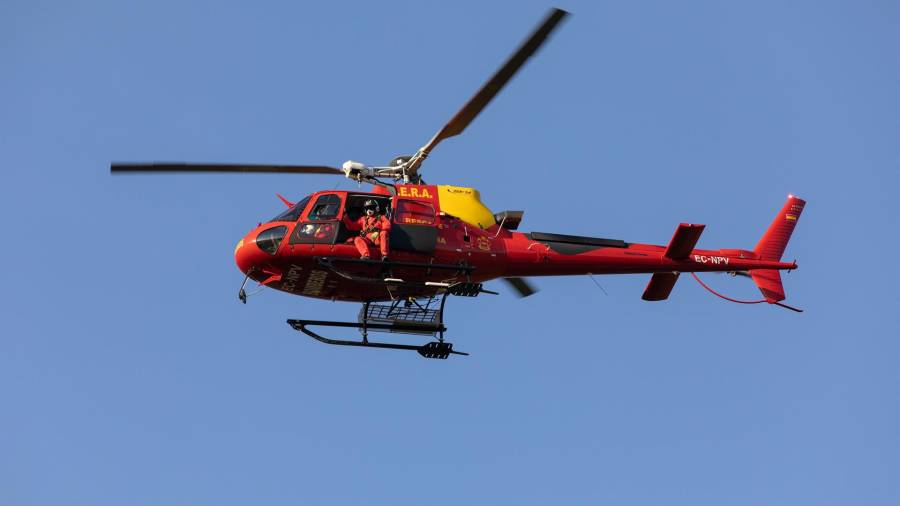 Un helicóptero de rescate de altura del Grupo Especial de Rescate en Altura (GERA) de Bomberos de la Comunidad de Madrid