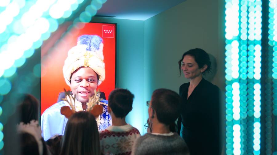 La presidenta regional, Isabel Díaz Ayuso, visita al servicio 012 Reyes Magos