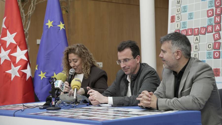 La concejala de Cultura, Mercedes Neria, el alcalde, Miguel Ángel Recuenco, y el primer teniente de alcalde, Carlos Delgado, presentan el programa cultural municipal para el próximo trimestre