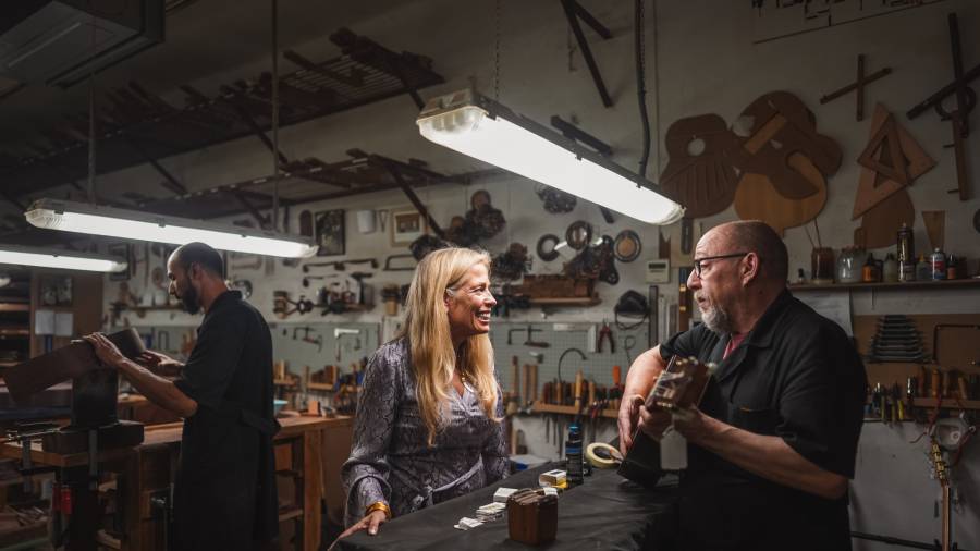 La consejera de Economía, Hacienda y Empleo, Rocío Albert, visita el taller Guitarras Ramírez