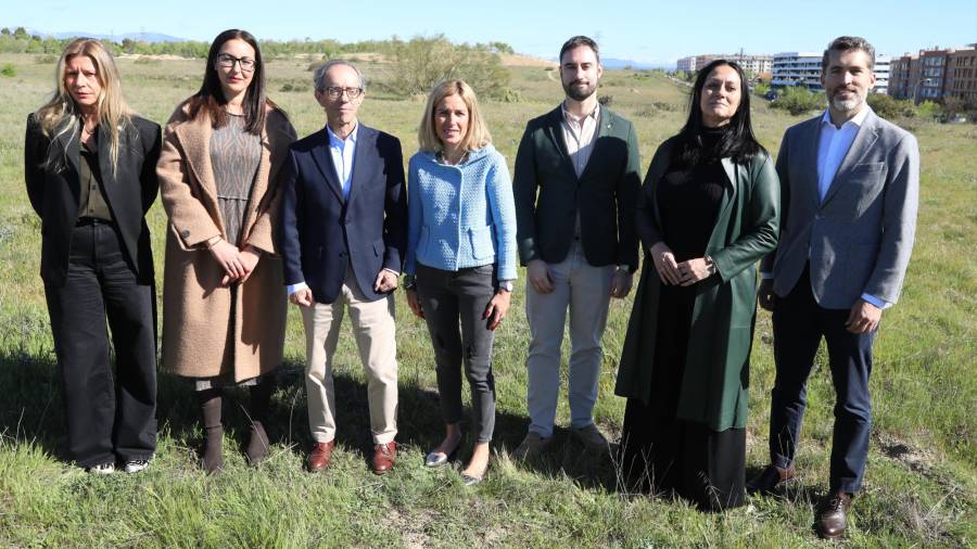 La alcaldesa, Rocío García Alcántara, y el presidente de la Junta de Compensación de Los Carriles-Valgrande, Rafael Olabarri, sobre los terrenos de este desarrollo urbanístico