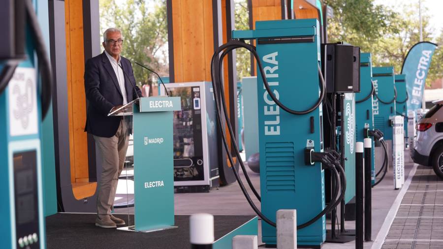 El concejal de Carabanchel, Carlos Izquierdo, inaugura la nueva electrolinera puesta en servicio en este distrito