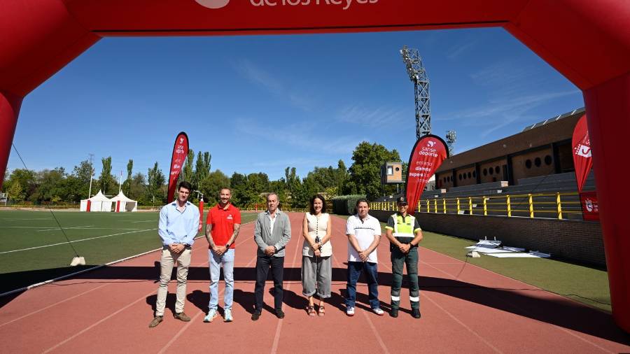 La alcaldesa, Lucía Fernández Alonso, en la presentación del nuevo reto de resistencia solidario en polideportivo Dehesa Boyal