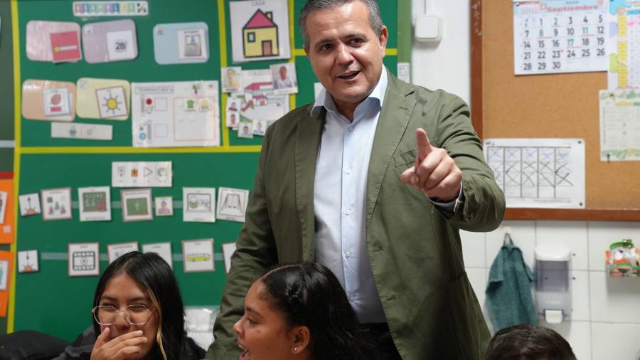 El consejero de Vivienda, Transportes e Infraestructuras, Jorge Rodrigo, presenta la nueva edición del programa AulaMetro en el Centro de Educación Especial Inmaculada Concepción, en Carabanchel