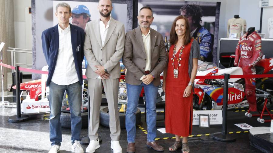 El alcalde de Móstoles, Manuel Bautista, acompañado del concejal de Deportes y Sanidad, Ángel Álvarez, la consejera del Museo del Deporte, Mercedes Coghen, y el director del mismo y exjugador de baloncesto, Pablo Martínez-Arroyo, visita la exposición