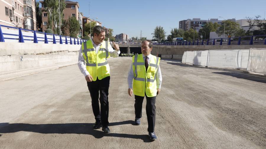 El delegado de Urbanismo, Medio Ambiente y Movilidad, Borja Carabante, y el concejal de Latina, Alberto González, durante la visita para informar de las nuevas alteraciones en el trazado de la A-5, desarrolladas durante la tercera fase del proyecto del Paseo Verde del Suroeste