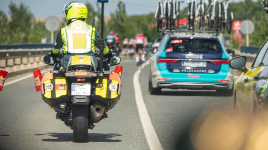 Agente de la Guardia Civil en moto durante el desarrollo de ‘La Vuelta’