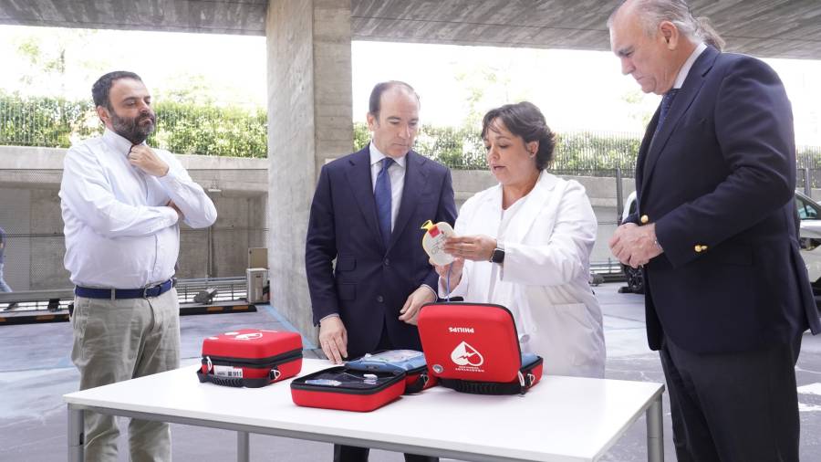El delegado de Urbanismo, Medio Ambiente y Movilidad, Borja Carabante, comprueba el funcionamiento de los desfibriladores durante la presentación