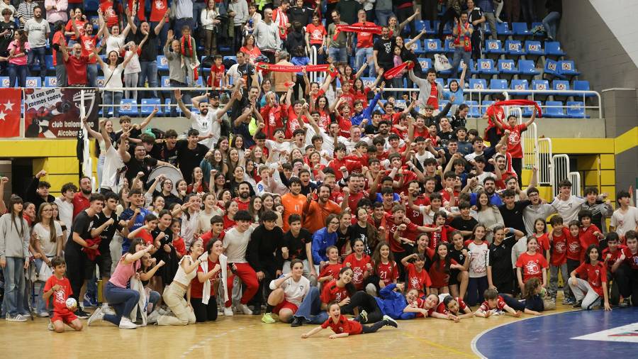 Los jugadores de la cantera saltaron a la cancha tras acabar el encuentro
