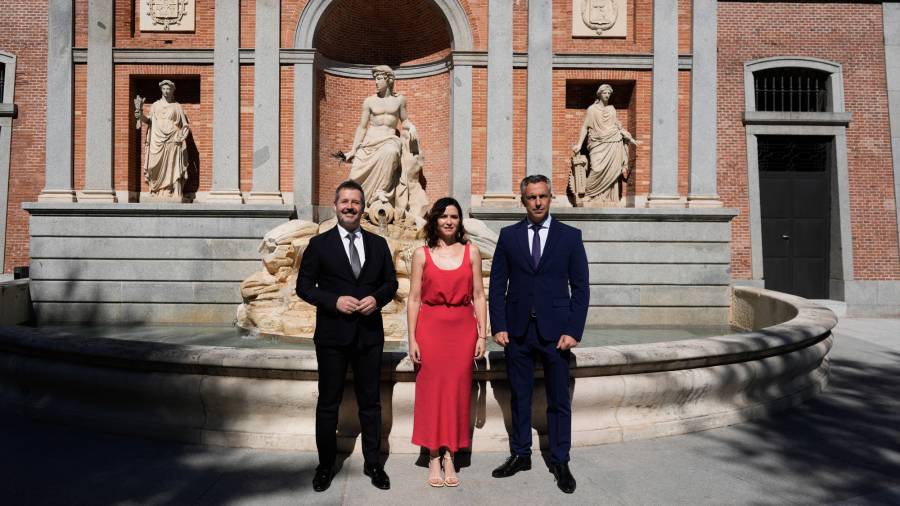 La presidenta de la Comunidad de Madrid, Isabel Díaz Ayuso, acompañada de los consejeros de Cultura, Turismo y Deporte, Mariano De Paco Serrano, y de Medio Ambiente, Agricultura e Interior, Carlos Novillo, en la presentación del proyecto Milla Canal