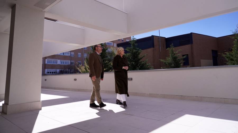 La delegada de Obras y Equipamientos del Ayuntamiento, Paloma García Romero, y el delegado de Políticas Sociales, Familia e Igualdad, José Fernández, visitan las obras del nuevo centro de día para mayores con deterioro físico y cognitivo en la calle de Téllez