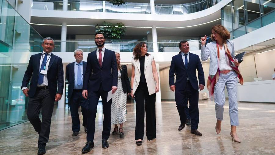 Isabel Díaz Ayuso en su visita a Múnich con el presidente y CEO de Siemens España y Siemens Mobility SouthWest Europe, Agustín Escobar